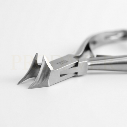 As the pliers are long, they make it easier to cut the nails, preventing the professional from putting too much pressure on the hand. tamponade. corpses, mortuary.